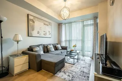 Image de Chic 1br+Den Condo • Queen West • Walk Everywhere!