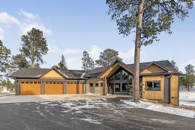 Image de Luxury 5-Suite Mountain Retreat w/ Trail Access & Hot Tub Fireplaces!