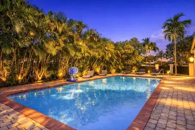 Image de Private Lakefront Estate with Pool | Ocean-Access Waterway | Prime Miami Location