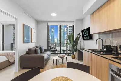 Image de Downtown Condo + Den | City Views & Prime Location