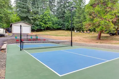 3-Acre Retreat w Fire Pit, Pickleball & Gazebo