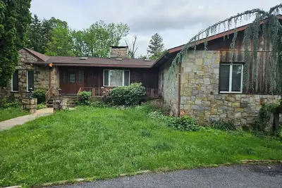 Image de Amazing 6 bedroom home featuring a wraparound deck & private pool