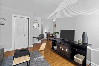 Image de Rhoda's Place ~ Roomy 2 Bedroom/ Private Backyard/ Walk to Downtown