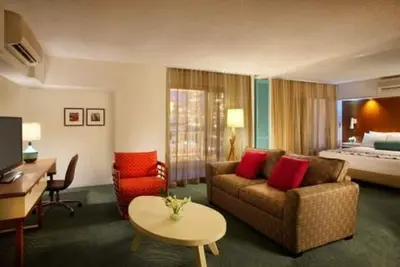 Image de Tranquil Retreat | Onsite Pool | Free Breakfast | Couples' Retreat!