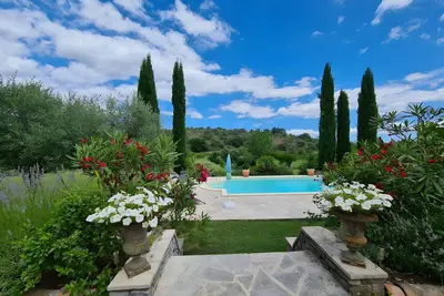 Image de Maison de vacances « Gîte Sur La Voûte » au Mas du tilleul, grande piscine, terrasse  privative.