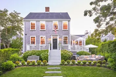 Image de Wonderfule, recently rennovated  in-Town property