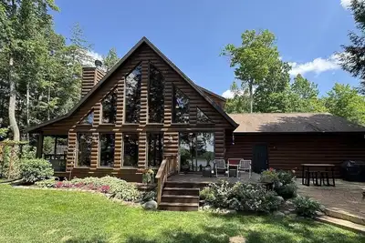 Image de Beautiful 3-bedroom lake house in Sugarcamp w movie theater.