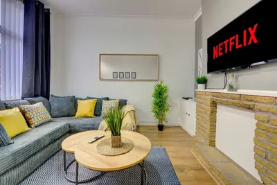 Image de Cosy 2 Bedroom 4 Beds w/ Parking near City Centre