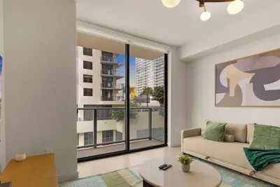 Image de Stylish High-Rise Living | Pool, Spa & Cowork