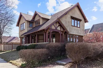 Image de Huge Historic House Centrally Located in Milwaukee