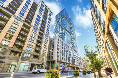 Modern Downtown High-Rise with Free Parking