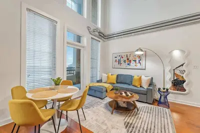 Image de Balcony Loft, City Views, Walkable