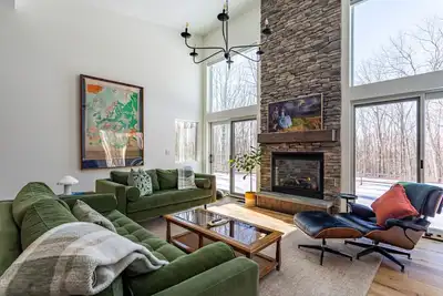 Image de New: A Sleek Glass Walled Retreat in Narrowsburg