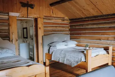 Image de Cedar Cabin: Sleeps 4 | Queen Bed | Mountain Views