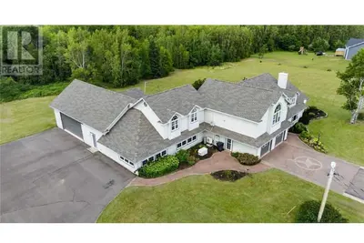 Image de Private 5-acre Cocagne retreat heated pool hot tub, sauna & steam room sleeps 12