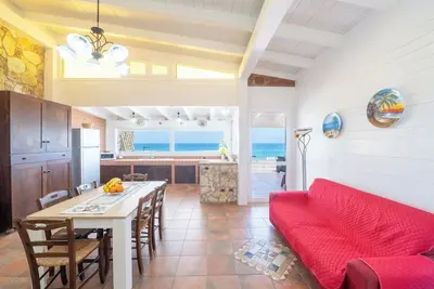 Image de 🏡 37 Beds Less Than 200 Meters from the Sea ⛱️