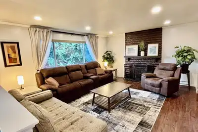 Image de 4br Comfort Home • 3 Baths • King Beds • Fully Equipped + Big Fenced Yard