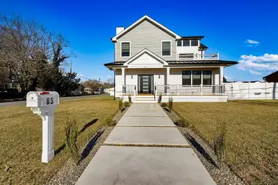 Image de In-Ground Pool and Linens Provided! Beautiful New Construction!