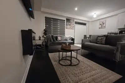 Image de Family-Friendly 3br Townhome in Vaughan| Near Canada’s Wonderland + Free Parking