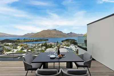 Image de Luxury Queenstown Retreat: Mountain & Water Views!