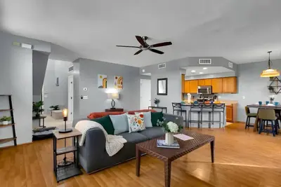 Image de Spacious 2-Story Townhome | Patio & Parking