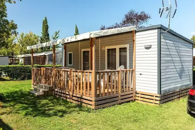 Image de Mobil-home | Premium | 2 Ch. | 4 pers. | Terrasse surélevée | A/C | Tv