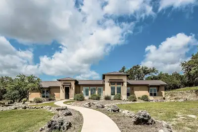 Image de The Century Oak: 3-Unit Estate next to Remi's Ridge & Hayes Hollow