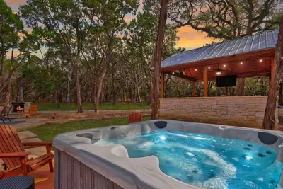 Image de Modern Hill Country Multi-unit w/kitchen, Wifi, patio, private pool & hot tubs
