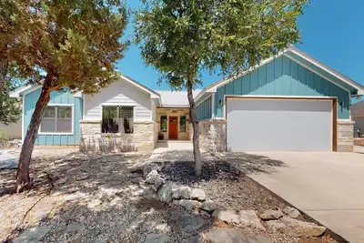 Image de Tanglewood Retreat | Updated house in Spring Branch with a large yard