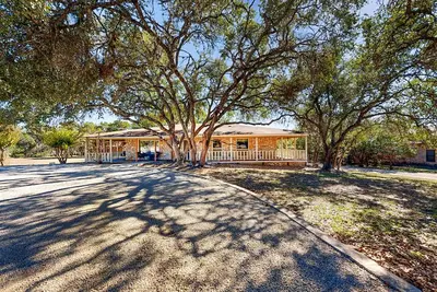 Image de Serene property with two living spaces and large outdoor space - dog-friendly
