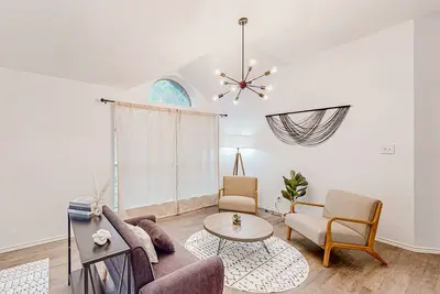 Image de Beautiful dog-friendly home with fireplace, large yard, hammock, W/D, and Ac