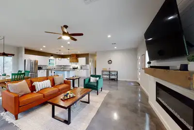 Image de Secluded home with firepit, gas grill, central Ac, game room, W/D