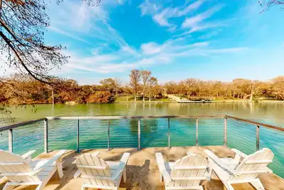 Image de Lakefront home with hot tub, dock, kayaks, central Ac, & great lake views