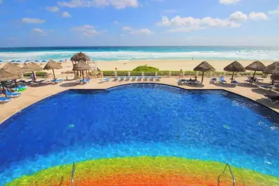 Image de Colorful Classic Beachfront + Oceanview Apartment