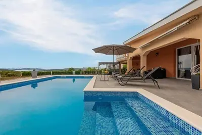 Image de Maison pour la famille avec la piscine Debeljak, Zadar (K-25030)
