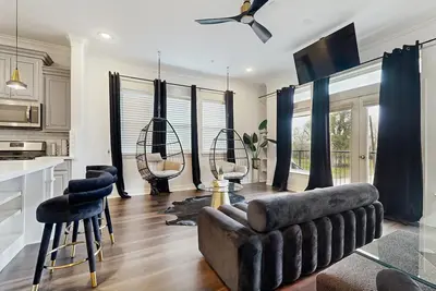 Image de Stunning home in downtown Houston w private hot tub & loft - ideal location