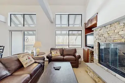 Image de Ski-in/ski-out condo w/ mountain & ski views, shared pool & tennis, balcony, w/d