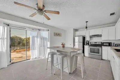 Image de Step into comfort & style, open living 4bd 2ba spacious abode