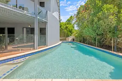 Image de Family-Sized Retreat with Private Garage