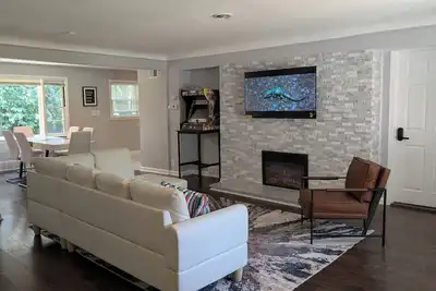 Image de 5 bedroom Detroit Metro Airport Home!