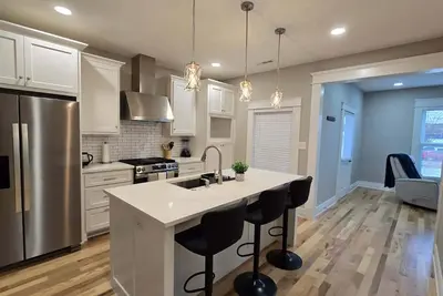 Image de Cozy 2 bedroom, 1 bathroom home, newly renovated with an incredible location.