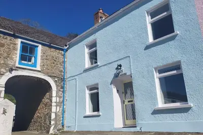 Image de 18th-century former Welsh Mill, only steps to Lower town harbour & Coastal path