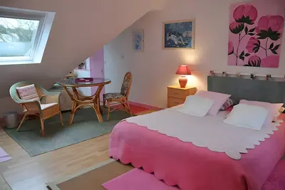 Image de Chambre d’hôtes « Les Camélias » avec terrasse partagée, jardin privé et Wi-Fi