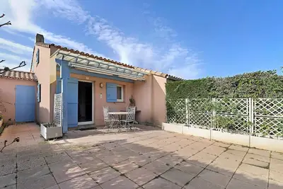 Image de Maison de vacances 'M112 - L'orée Du Golf' avec piscine partagée, terrasse et jardin privés