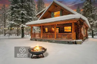 Image de Hand-Hewn Cabin by Ponderosa State Park•Rv Hookups•Pup Welcome