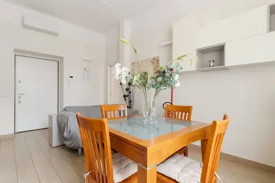 Image de GuestHost - Elegant 80 mq apartment, perfect for 4 people, located on the third floor of a building with lift. The accommodation is located in the Porta Romana district, in a quiet residential area and a short distance from the main services. The
