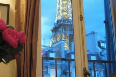 Image de Stunning Direct Eiffel Tower View 6th Floor Apartment
