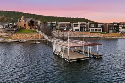 Image de Water you waiting for- on the water with private dock!