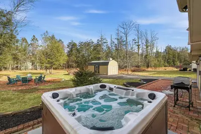 Image de 5 min from Ski Resorts! Hot Tub • 2 Game Rooms • Fire Pit • Walk to Lake