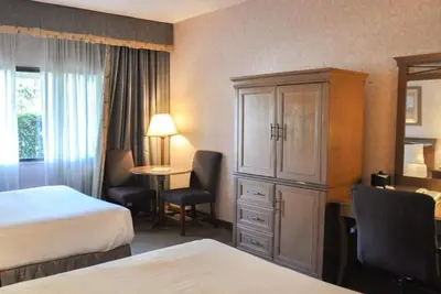 Image de Cozy Getaway Near Airport! 2 Relaxing Units w/ Shuttle & Dining Onsite!